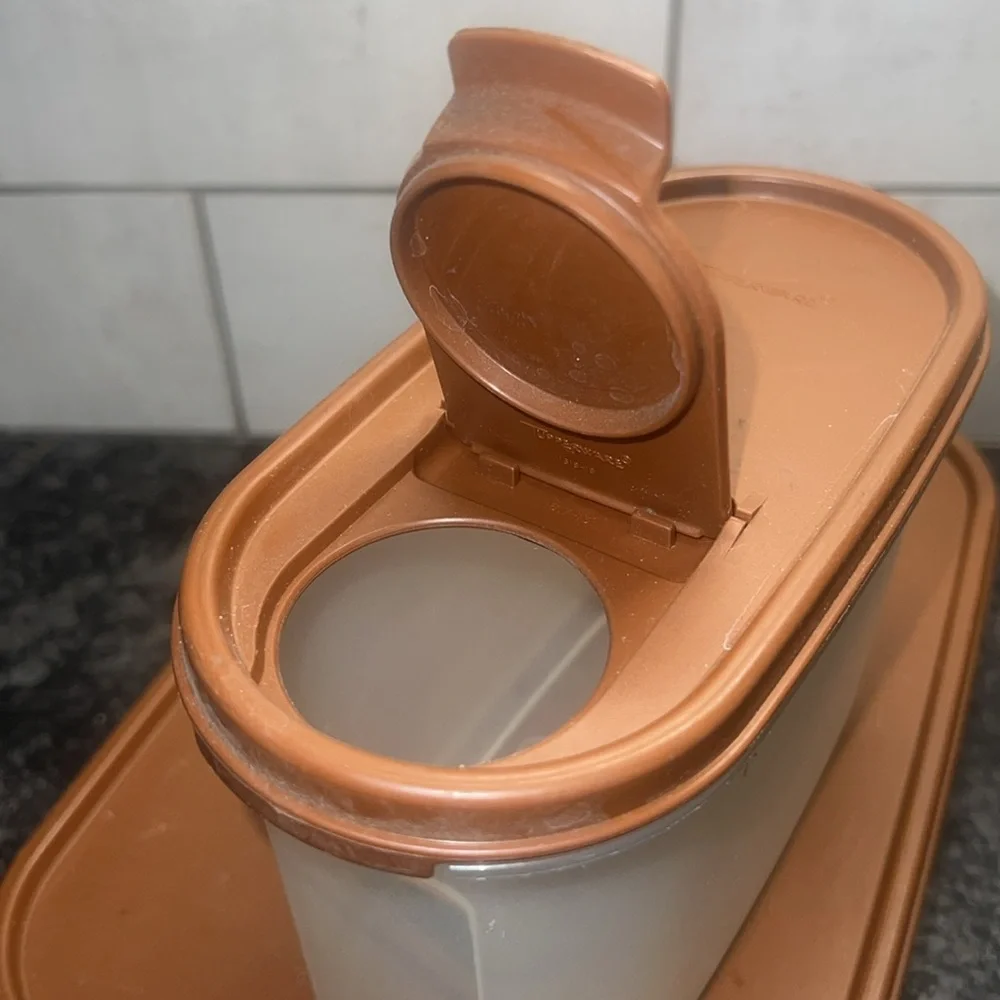 Set of 2 modular mates w/ brown lids. Tupperware In great vintage condition